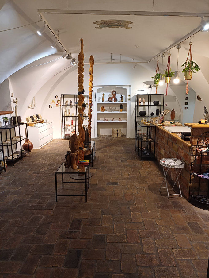 Handgemachte Keramikstücke im Atelier