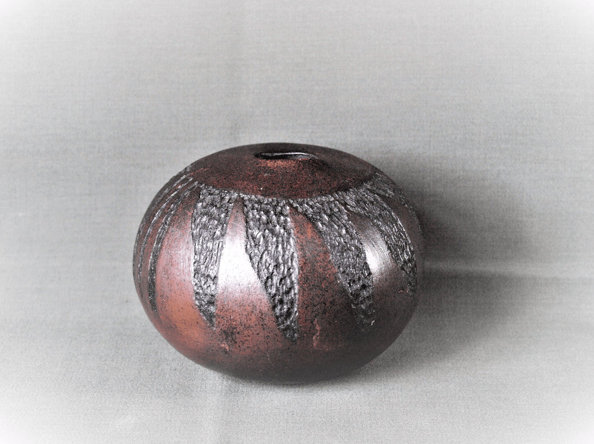 Handgeformte Keramikvase mit natürlicher Oberfläche